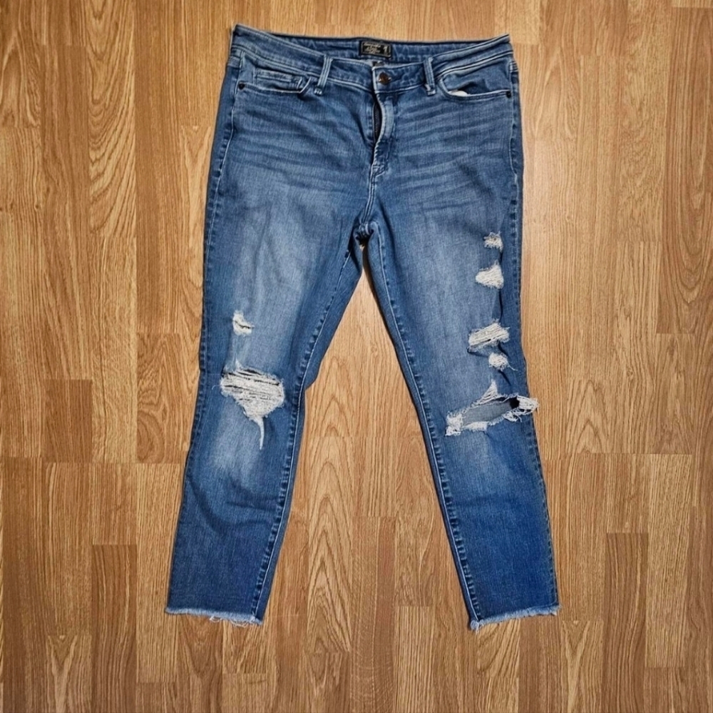 Abercrombie & Fitch Ripped Ankle Jeans - Blue